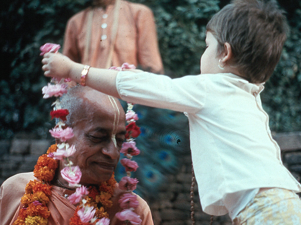 srila prabhupada with kids